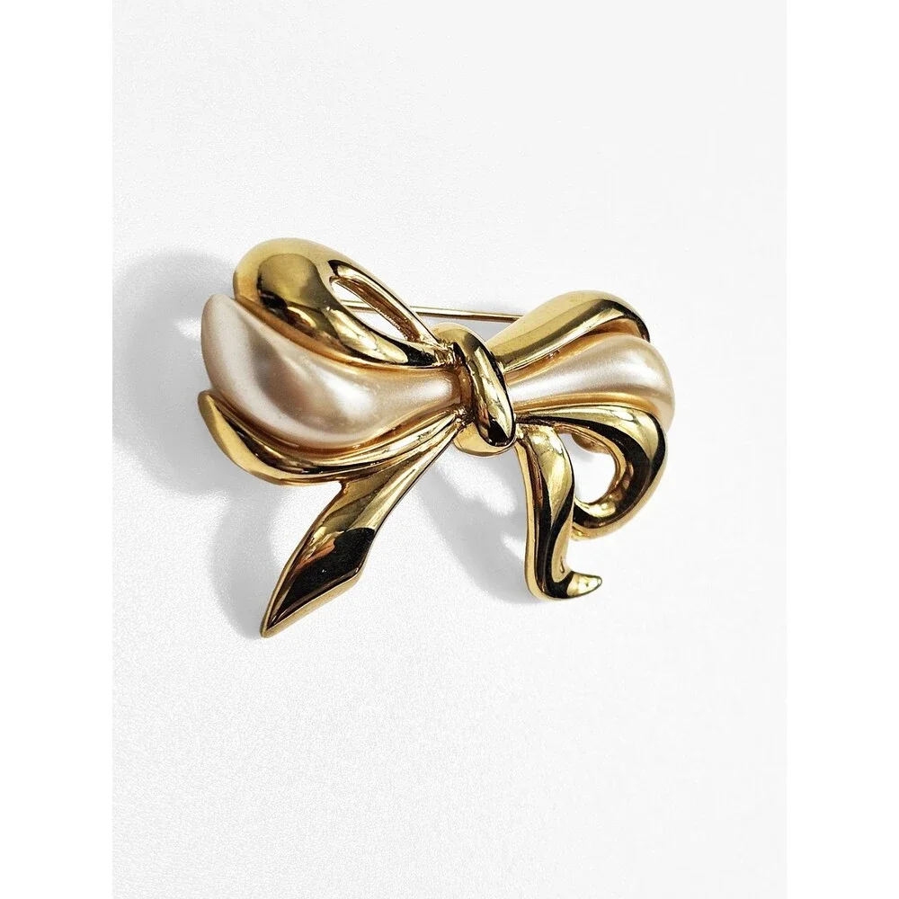 Napier Vintage Gold Tone Ribon Faux Pearl Accent Brooch